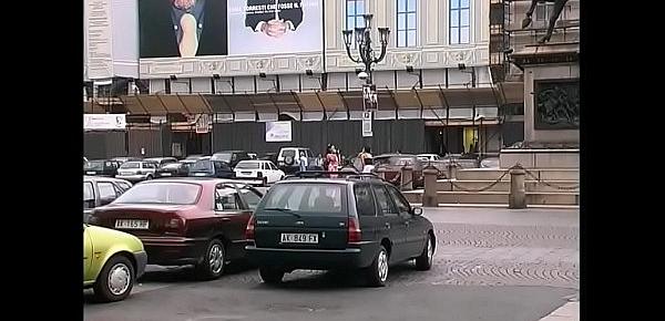  Due troie a Torino spompinano per strada